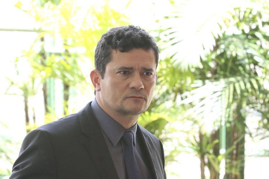 Sérgio Moro diz que não cabe a si dar explicações sobre o caso do ex-assessor do filho de Bolsonaro