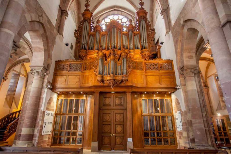 A Igreja Protestante de Saint-Thomas é um exemplo da arte gótica da Alsácia