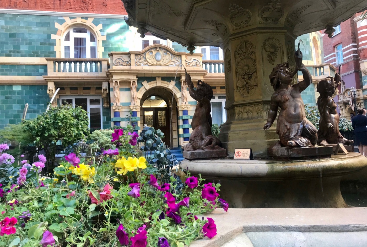 Jardim colorido em estilo vitoriano com anjinhos na fonte, do hotel Taj em Londres