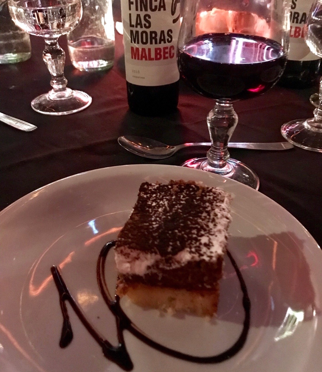 Sobremesa e vinho fazem parte do jantar desta casa de show de tango, em Buenos Aires