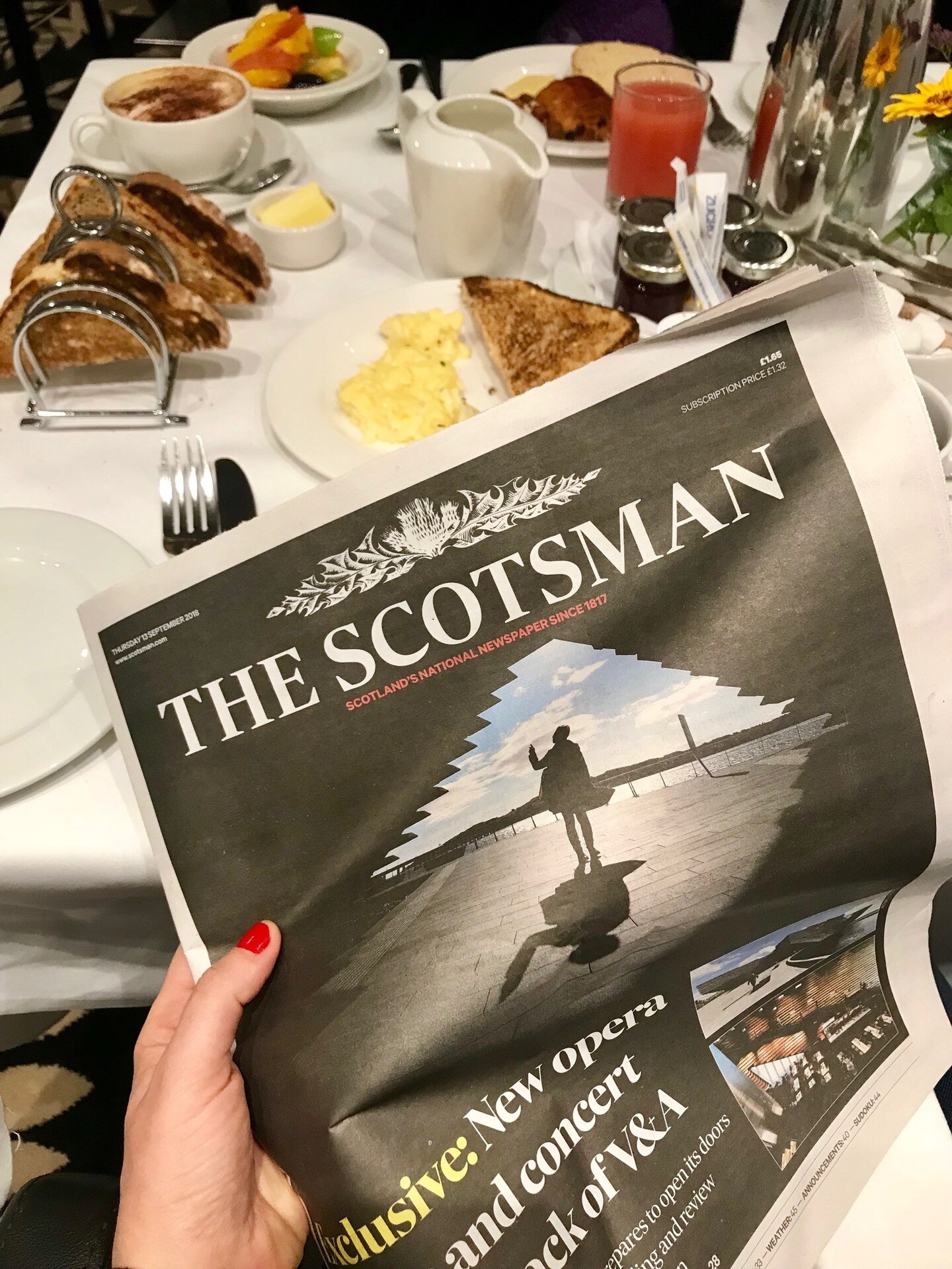 Jornal The Scotsman, um dos maiores da Escócia, no café da manhã do hotel de mesmo nome, neste dia, a capa foi o novíssimo V&A Dundee