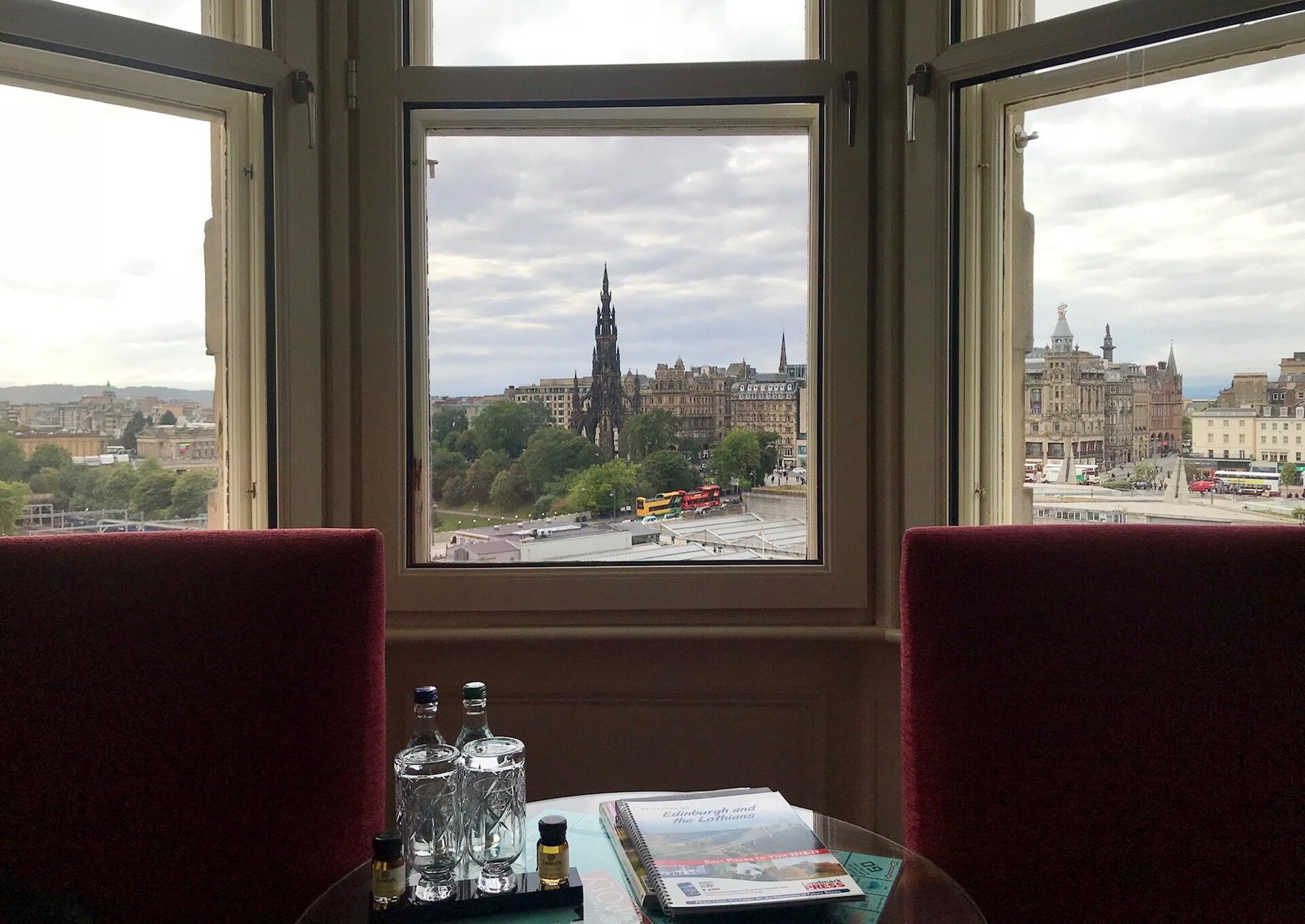 Vista da janela do meu quarto no The Scotsman Hotel para o mundo medieval em Edimburgo