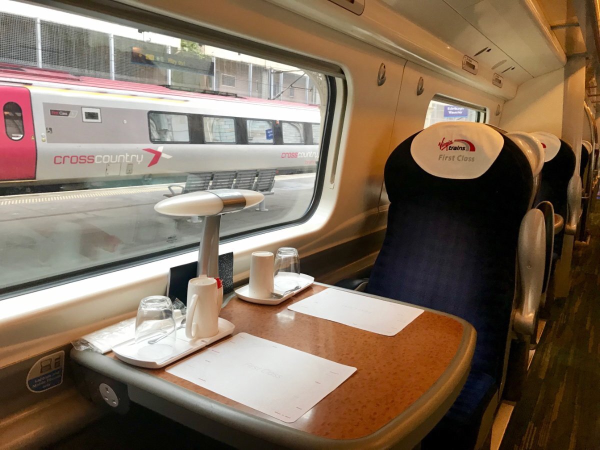Vagão First Class em viagem de Edimburgo a Londres, pela Virgin Trains, com wifi e comida a bordo