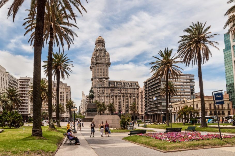 Praça da Independência com o Palácio Salvo (ao fundo) e a estátua de Jose Artigas, herói independência do Uruguai