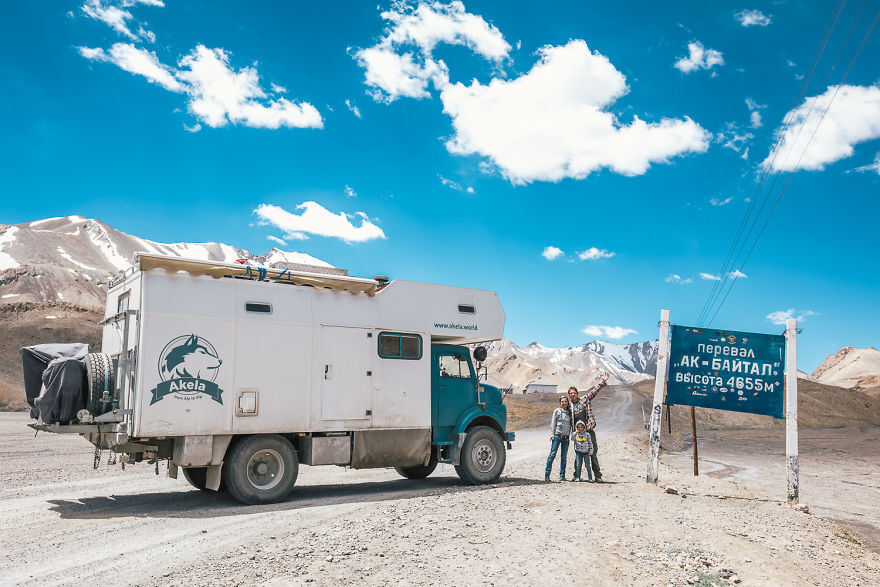 O casal bo ponto mais alta do rodovia M41 (Pamir Higway), no Tajiquistão; estrada é a 2ª mais alta do mundo