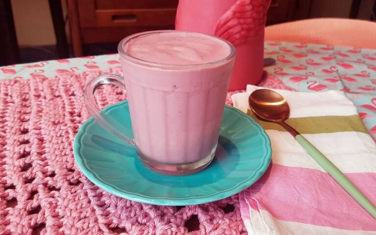 Iogurte vegano de morango é saudável e fácil de fazer