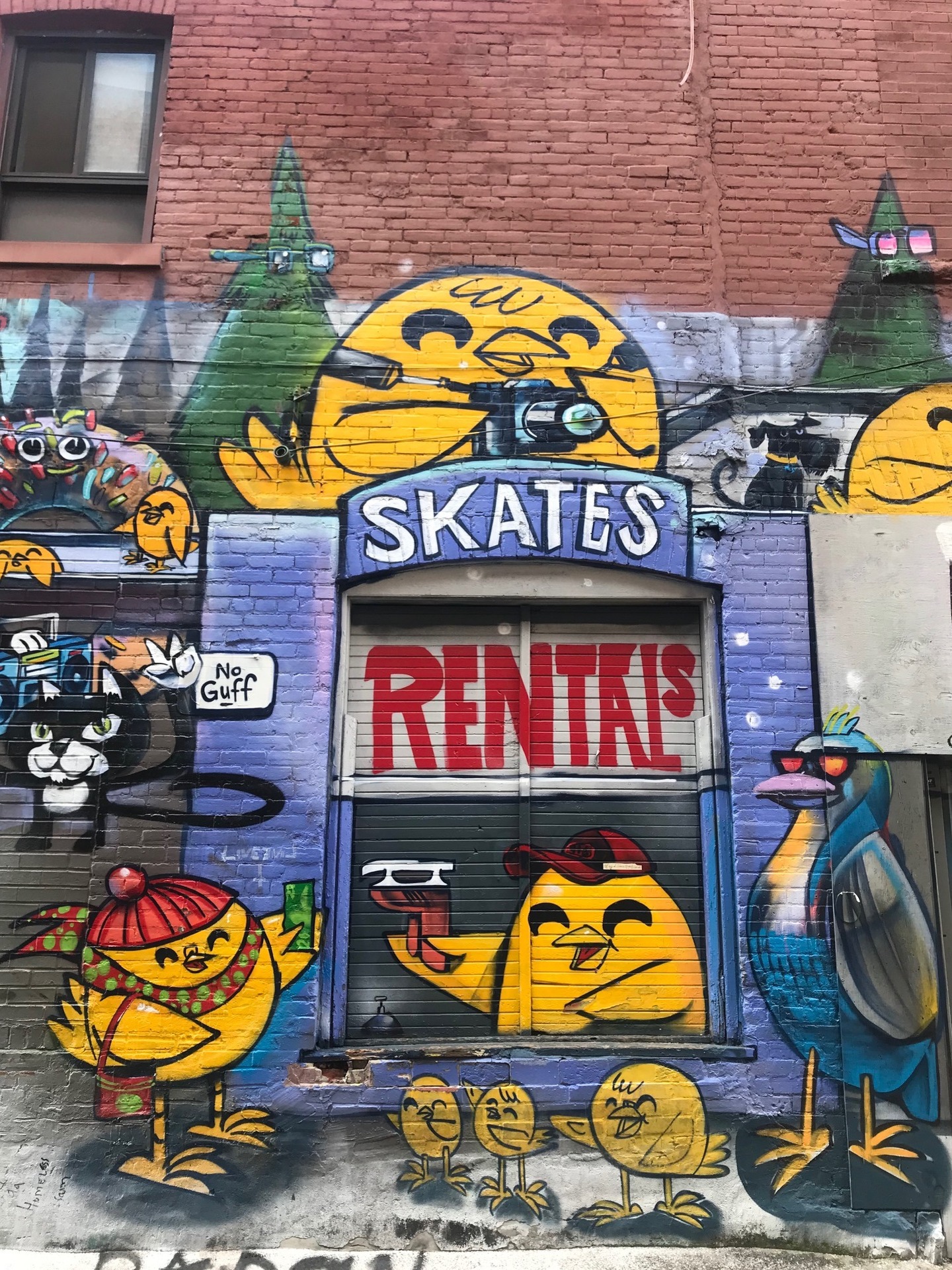 Personagem criado por Uber500 pode ser visto na cidade toda; acima, no Graffiti Alley
