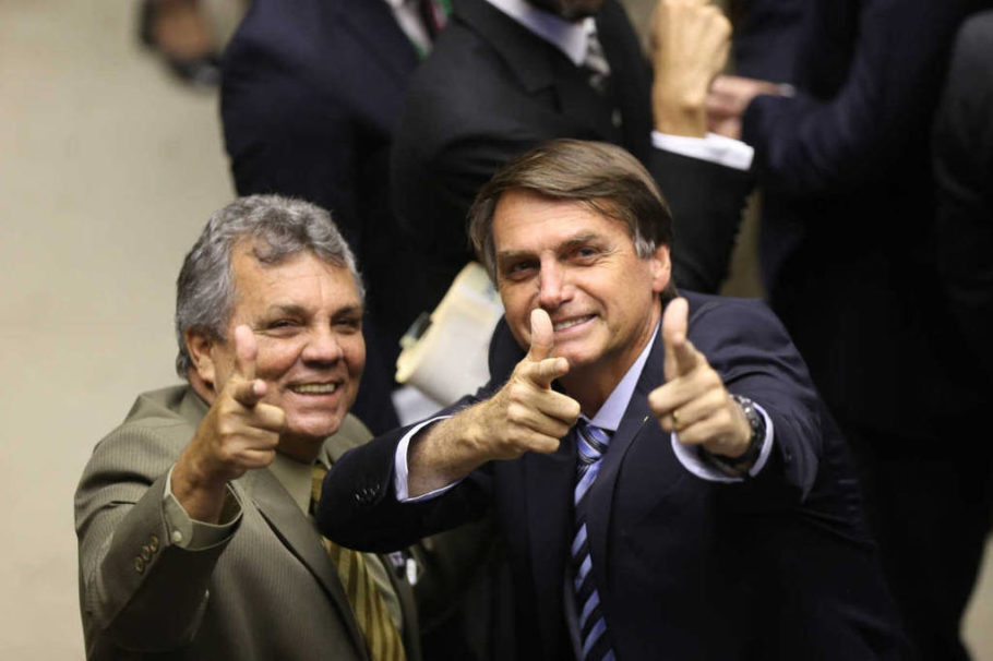 O então deputado Jair Bolsonaro simula arma com o deputado Alberto Fraga durante sessão da Câmara