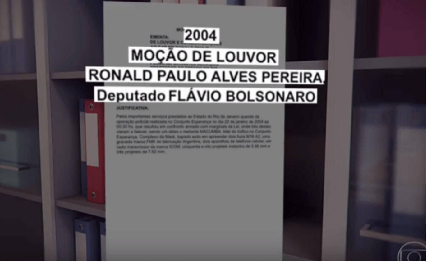 Imagem do Jornal Nacional mostrando homenagem de Flávio Bolsonaro aos milicianos