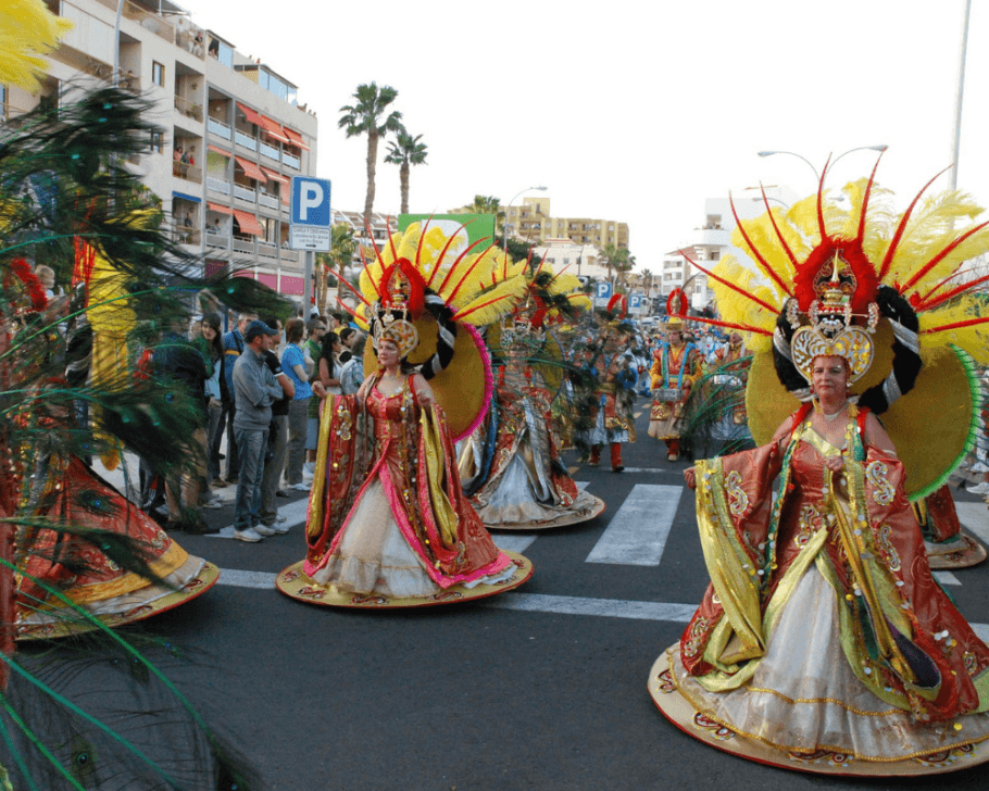 O carnaval de Tenerife também tem fantasias e desfiles