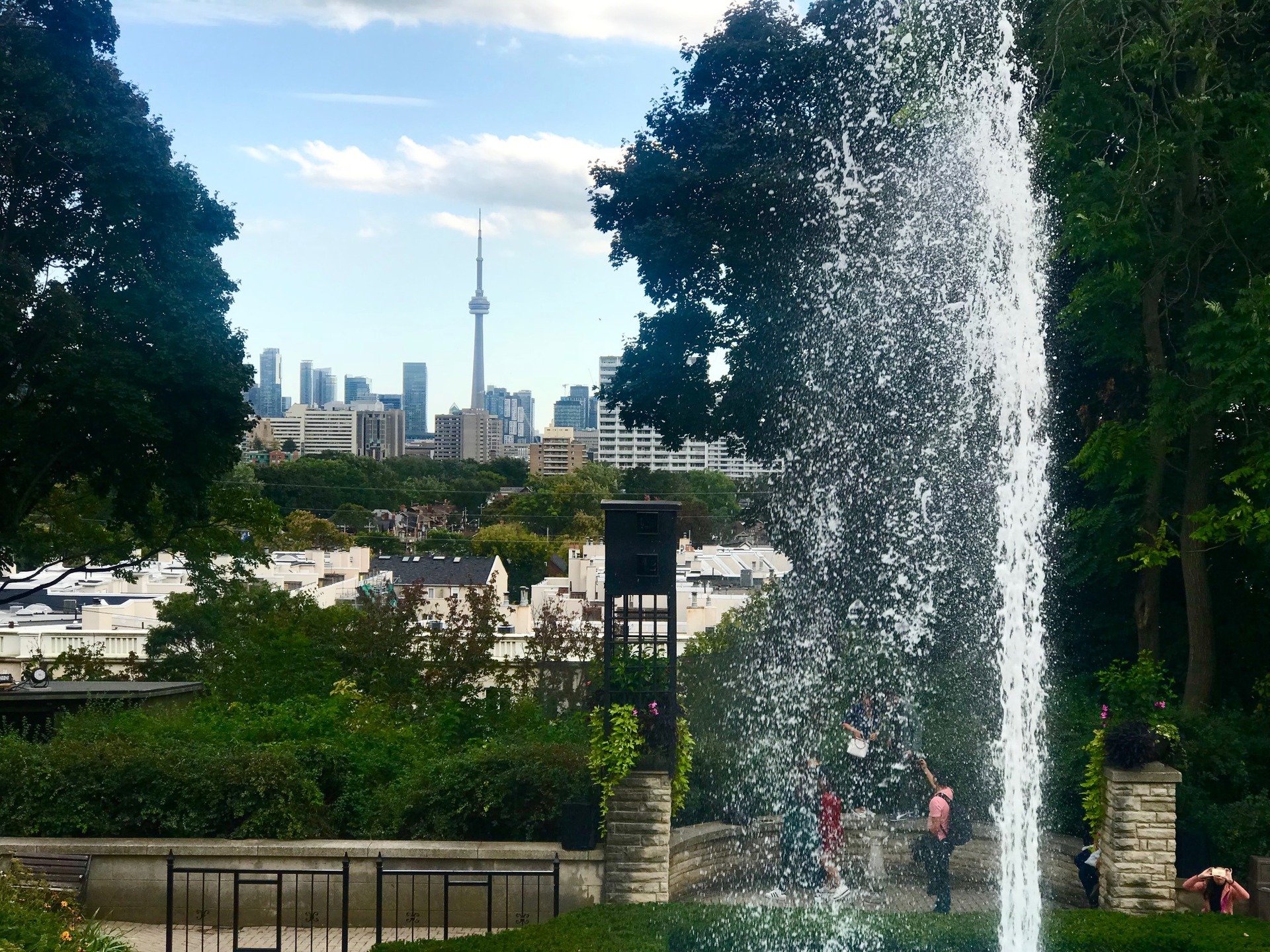 Jardim do castelo urbano Casa Loma, em Toronto, que tem vista para a CN Tower