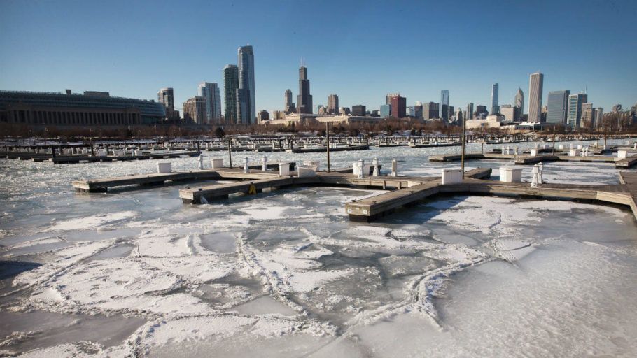 Parte do lago Michigan, em Chicago, amanheceu congelado