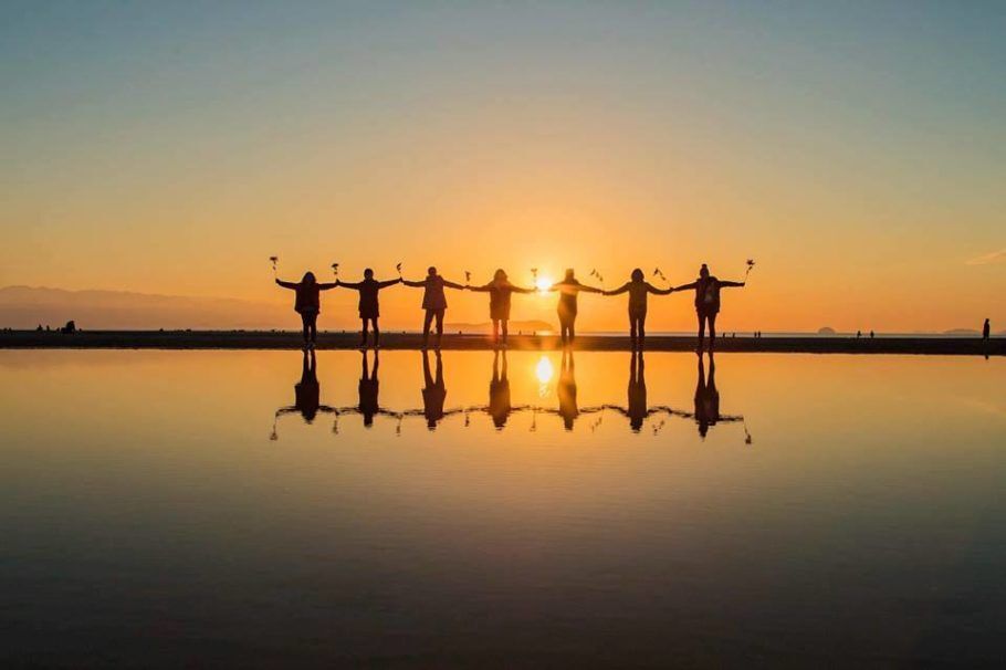 As imagens refletidas no “espelho d’água” fazem lembrar as do Salar de Uyuni, na Bolívia