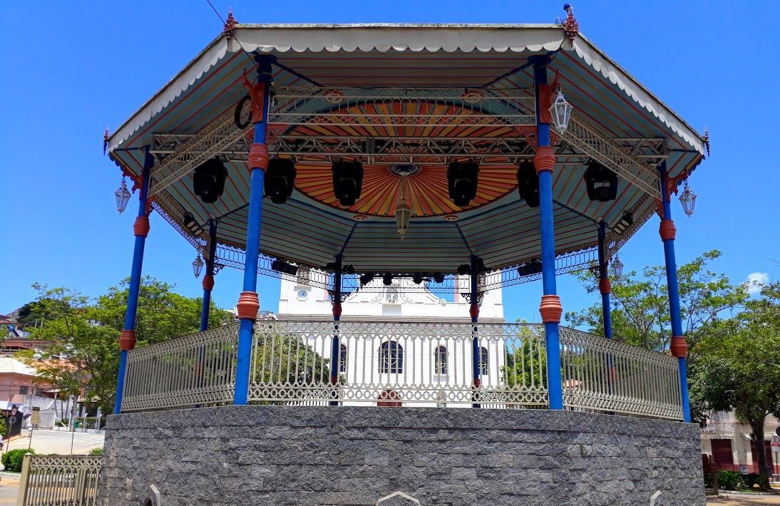 Coreto onde acontece o festival, ao fundo a igreja matriz já reconstruída