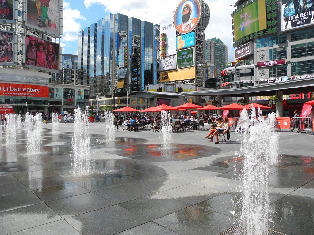 Dundas Square é a Times Square de Toronto, com luminosos e lotada de gente