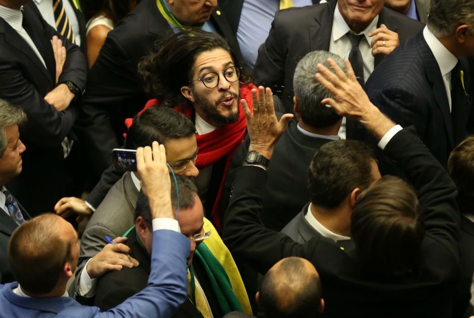 O deputado Jean Wyllys cuspiu em direção ao deputado Jair Bolsonaro