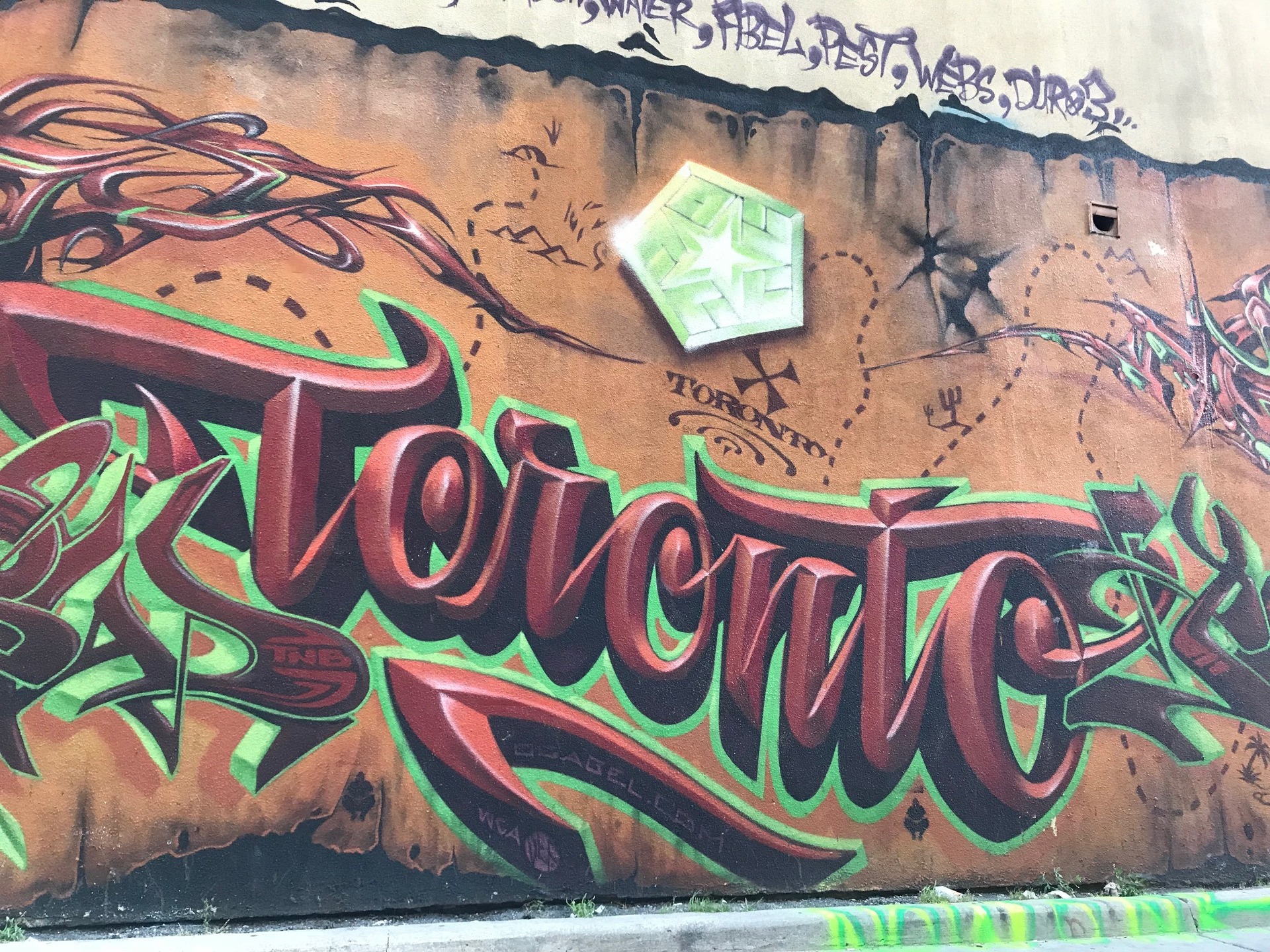 Murais coloridos do Graffiti Alley, em Toronto, o Beco do Batman canadense