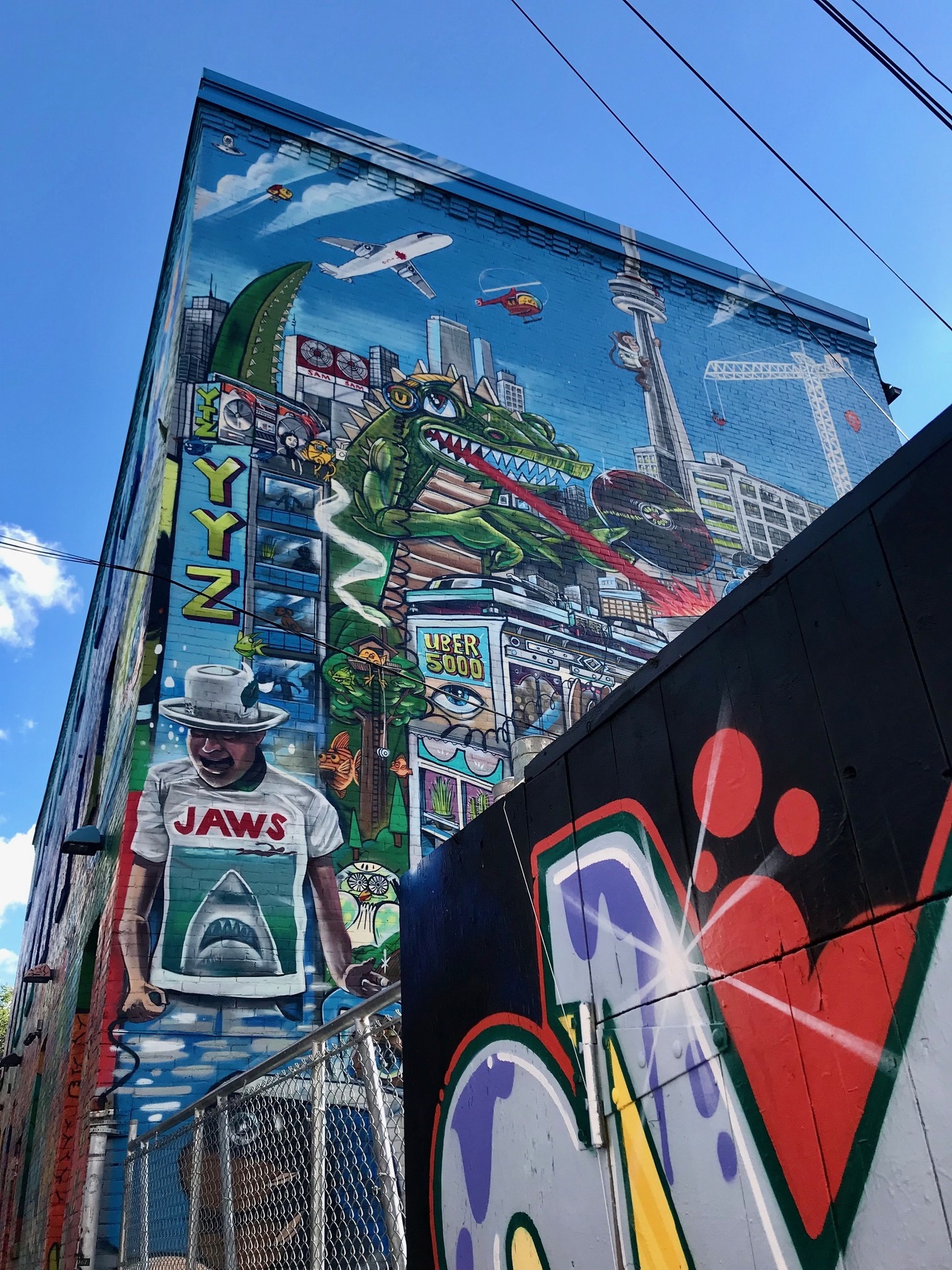 Uber500 está espalhado pela cidade toda e tem esse mural gigante no Graffiti Alley