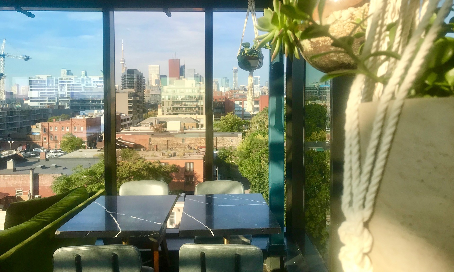 Vista para a CN Tower do Rooftop Bar, uma das estrelas do hotel em Toronto