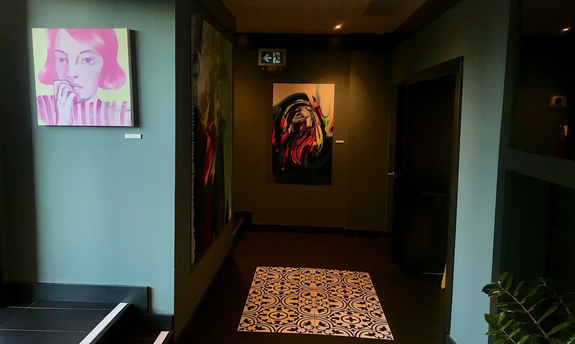 Corredores coloridos e com arte nas paredes do The Broadview Hotel