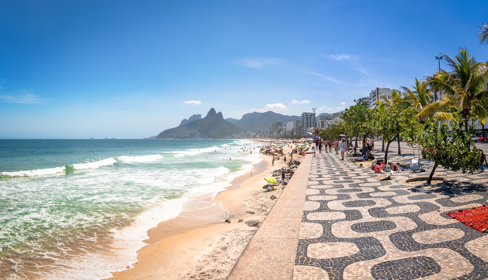Uma dos cartões postais mais conhecidos do Rio de Janeiro: a praia de Ipanema e o morro Dois Irmãos ao fundo 