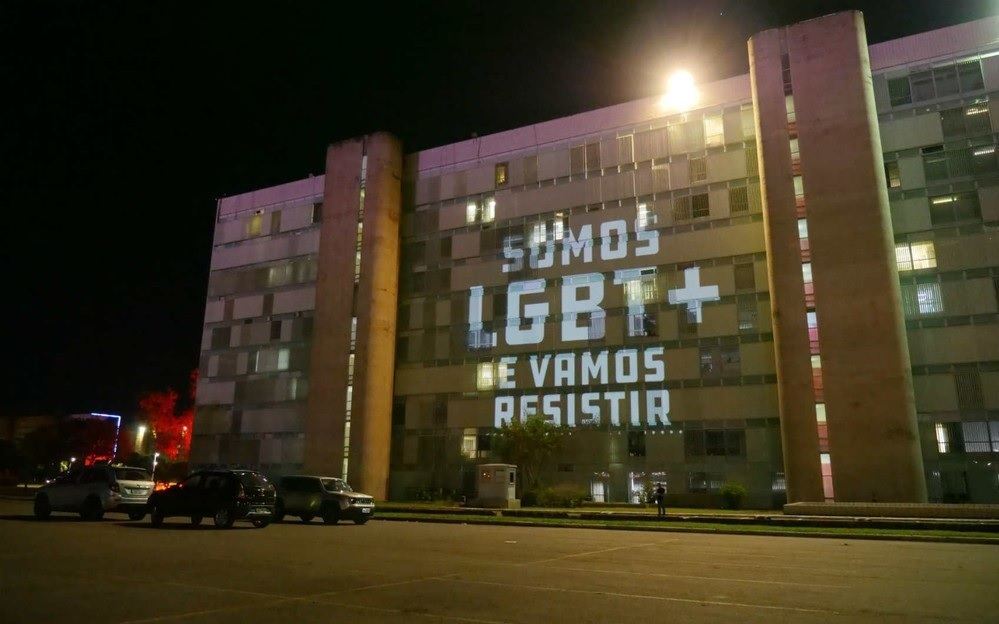 A mensagem “Somos LGBT+ e vamos resistir” foi projetada no Ministério dos Direitos Humanos