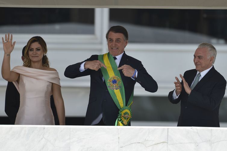 Vestido usado por Michelle Bolsonaro na posse presidencial vai a leilão