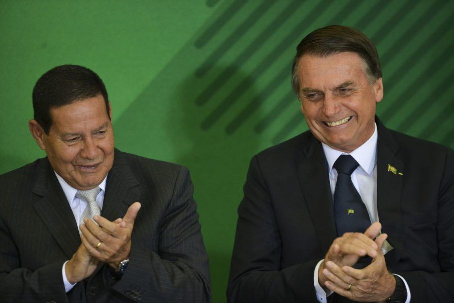 O vice-presidente General Hamilton Mourão e o Presidente Jair Bolsonaro durante cerimônia de posse aos presidentes dos bancos públicos