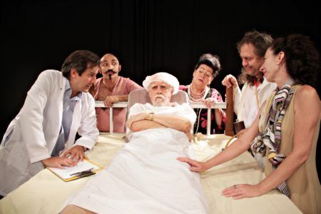 Novo trabalho da COMMUNE – Coletivo Teatral é uma adaptação de “O Doente Imaginário”, a última peça escrita pelo dramaturgo francês Molière.