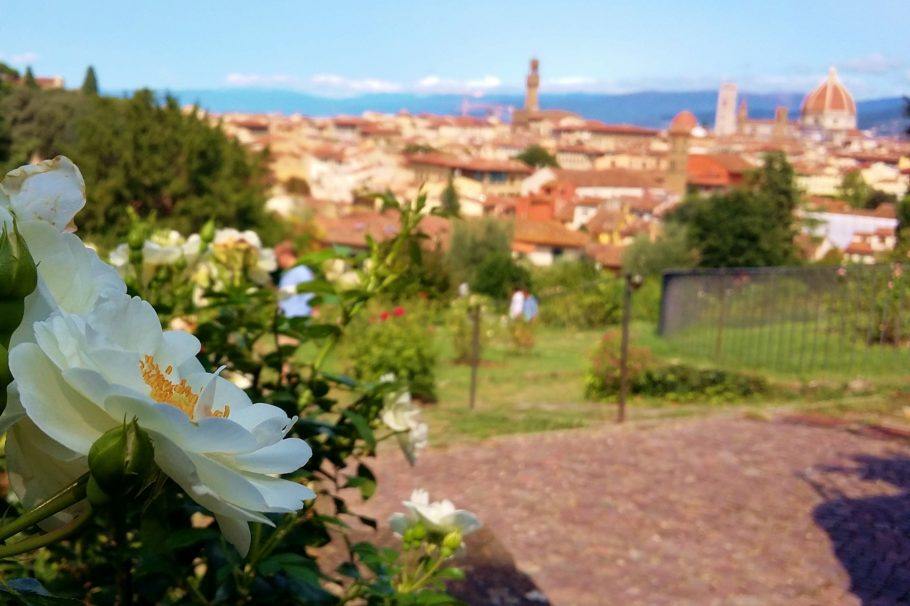 Na subida até a Piazzale Michelangelo, jardim reúne inúmeras espécies de rosas