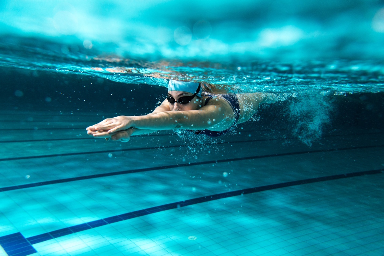 Nadar em água gelada pode melhorar os sintomas