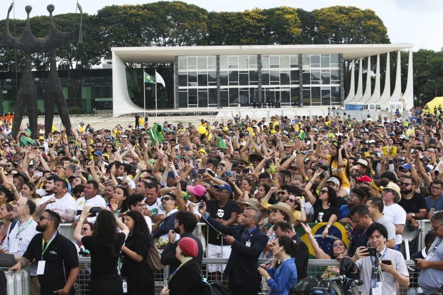 Público acompanha a posse de Bolsonaro na Praça dos Três Poderes