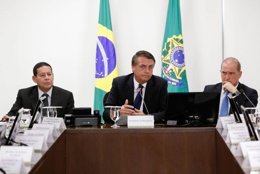 Jair Bolsonaro acompanhado do General Hamilton Mourão e de Onyx Lorenzoni na reunião do Conselho de Governo