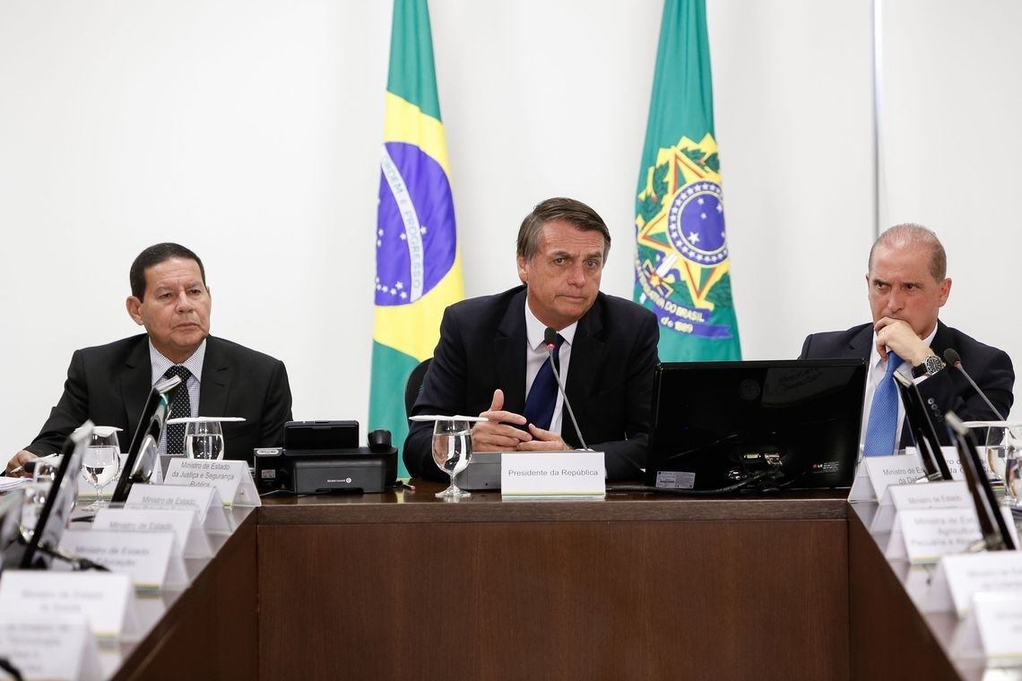 Jair Bolsonaro acompanhado do vice-presidente  General Hamilton Mourão e do ministro Onyx Lorenzoni