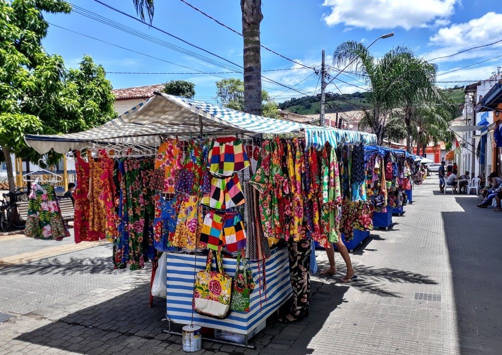 Comércio local já está vendendo as roupas típicas dos blocos de carnaval