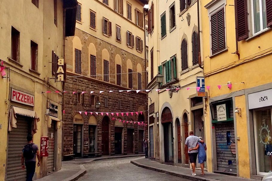 Ruas de Florença são tomadas por prédios em tons de terracota