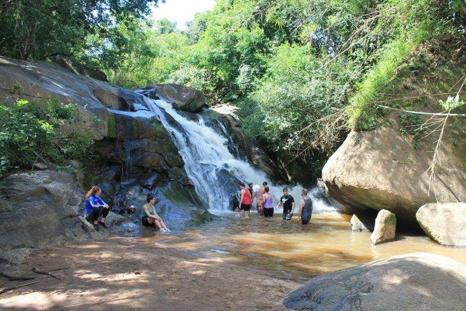 A Trilha das Cachoeiras, é um passeio contemplativo e revigorante, com vistas incríveis e um contato bem próximo com a natureza em Socorro