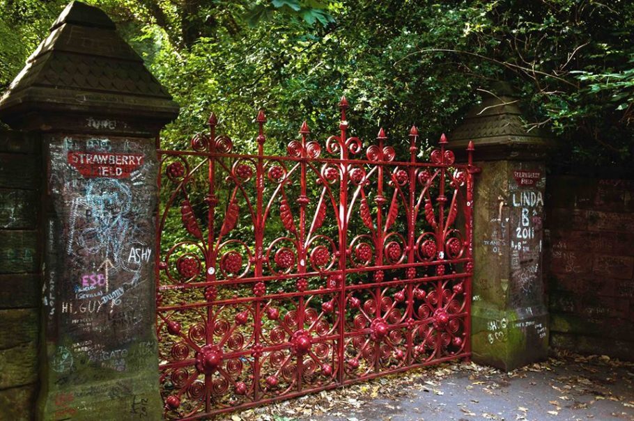 Portão do antigo orfanato Strawberry Field, em Liverpool