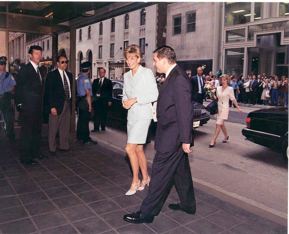 Foto histórica mostra Princesa Diana em Chicago, ela esteve no hotel em 1996, um ano antes de sua morte