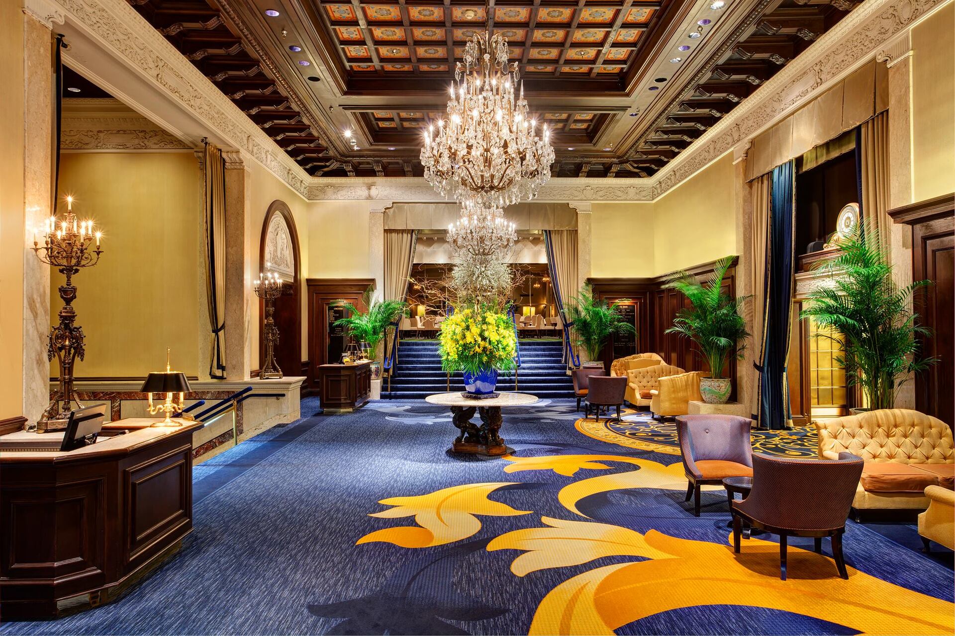 Sala no hall de entrada do hotel, onde fica a recepção e o concierge