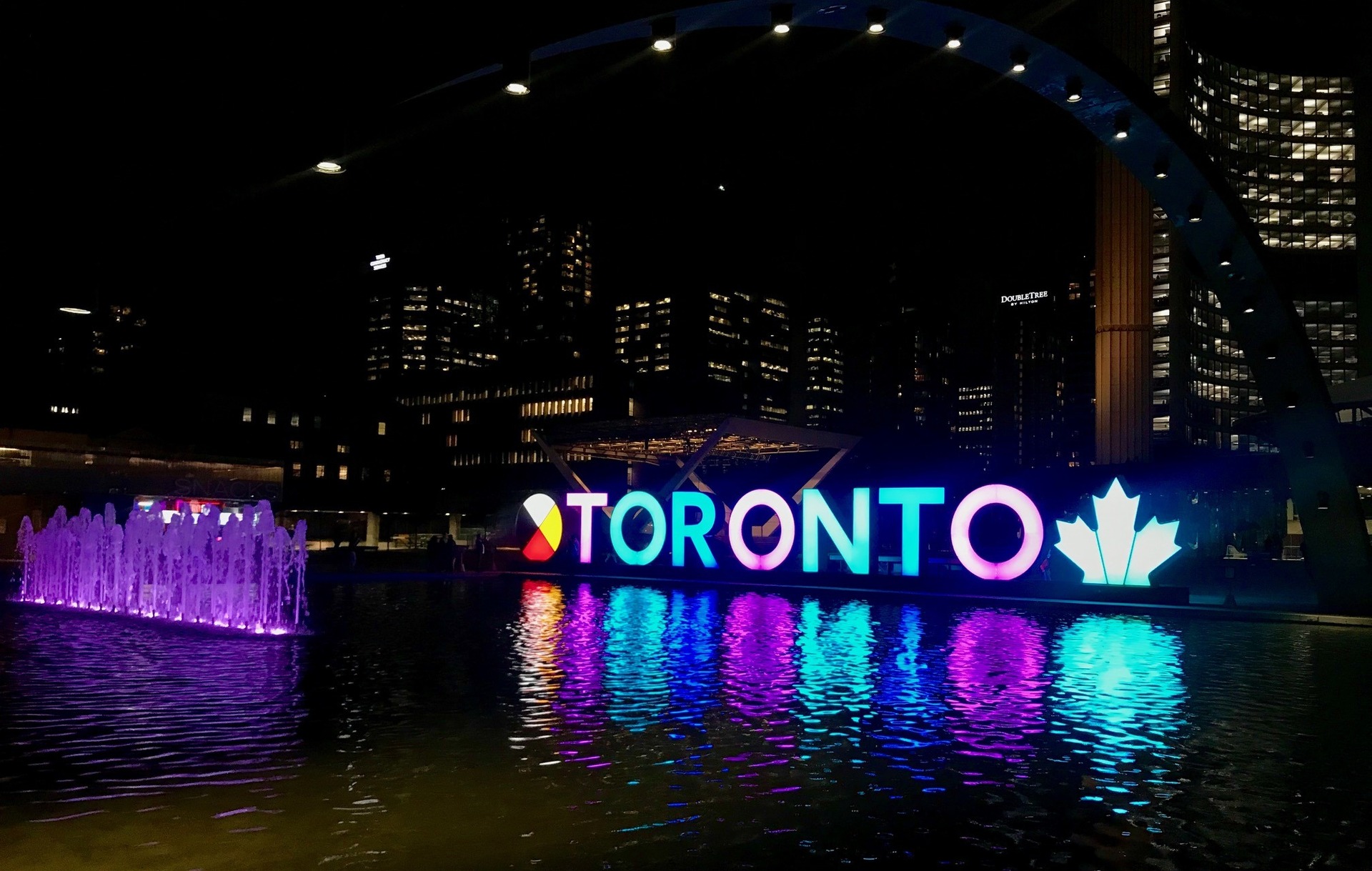 Letreiro luminoso de Toronto fica na Nathan Phillips Square, em frente à prefeitura da cidade