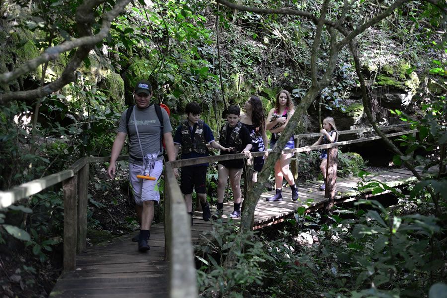 A trilha com cachoeira é uma das atrações da Estância Mimosa