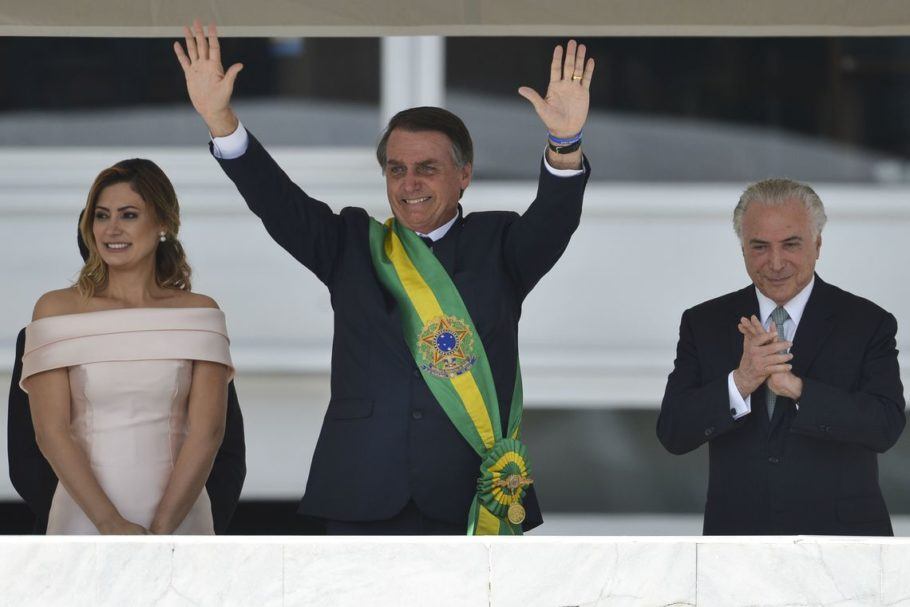 Presidente Jair Bolsonaro, saúda o público depois de receber a faixa presidencial de Michel Temer, no parlatório do Palácio do Planalto.