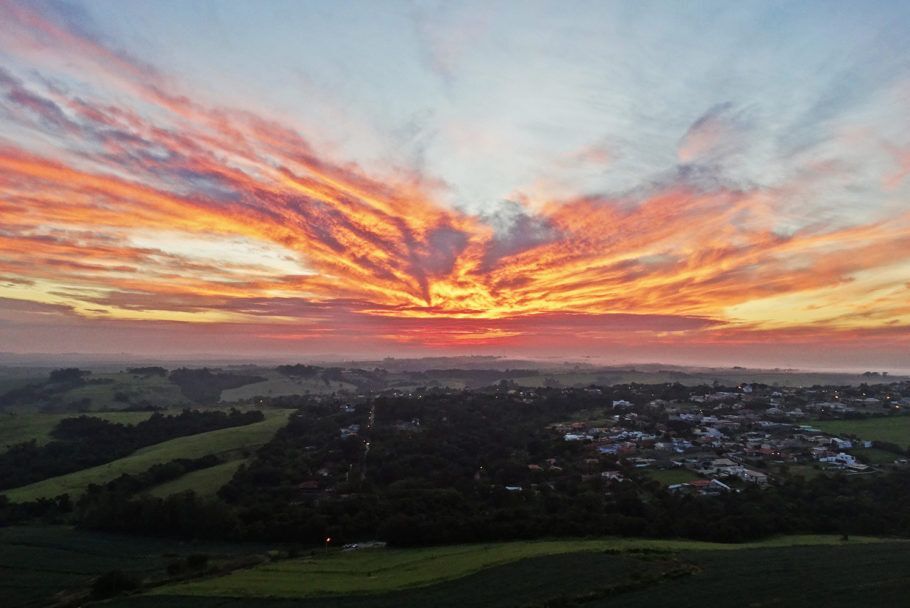 Vista do amanhecer na cidade de Boituva, a 120 km de São Paulo