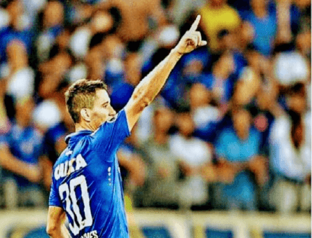 Thiago Neves, do Cruzeiro, causou revolta entre internautas após provocar o Clube Atlético Mineiro usando imagem relacionada à tragédia de Brumadinho