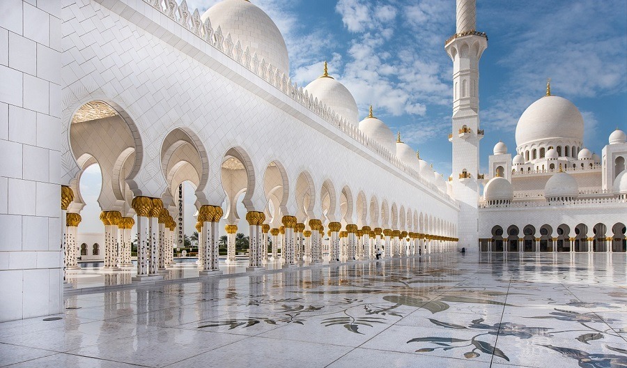 A Sheikh Zayed Grand Mosque, conhecida como a mesquita de mármore de Abu Dhabi