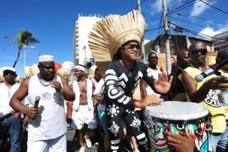 al. Liderado por Carlinhos Brown, o Ajayô Kids faz sua saída em frente ao Parque do Ibirapuera