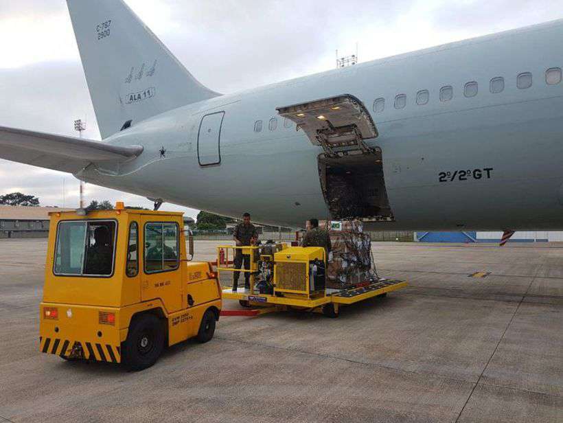 Militares carregam avião da FAB em Brasília com quase ajuda humanitária à Venezuela