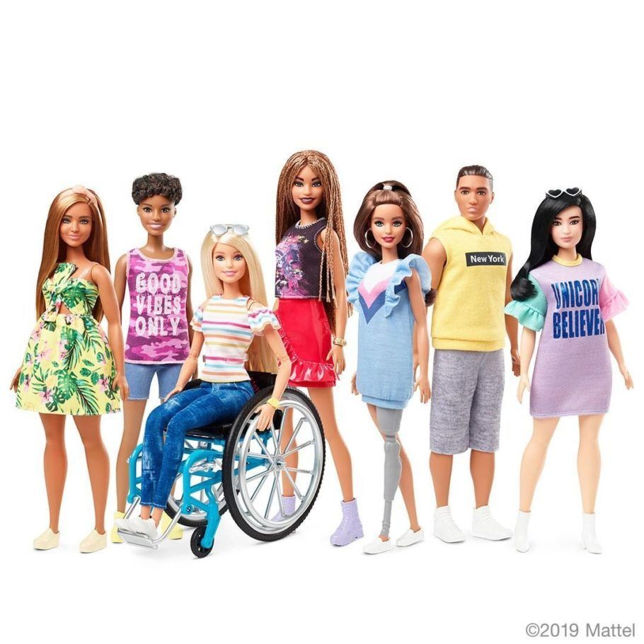 No aniversário de 60 anos da famosa boneca, a Mattel investe nas Barbies com deficiência
