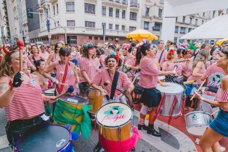 O Bloco Pagu reúne 130 mulheres na bateria, que homenageiam as divas brasileiras